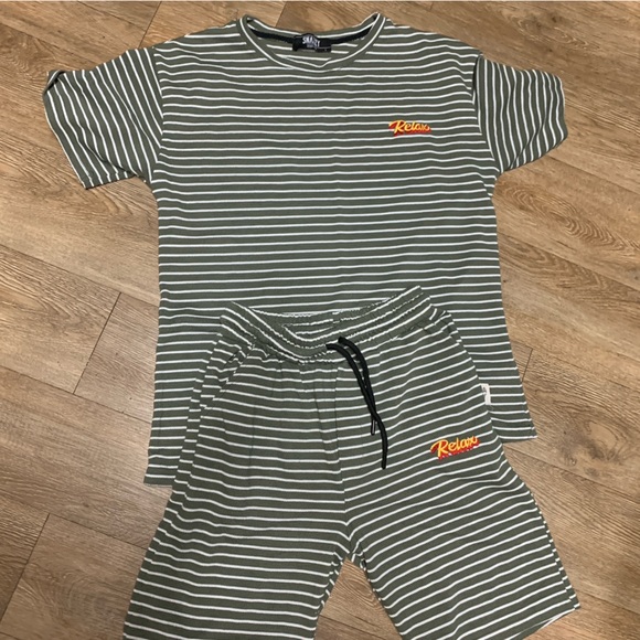 Stripped men tracksuit shirt and shorts set size large - Picture 2 of 3